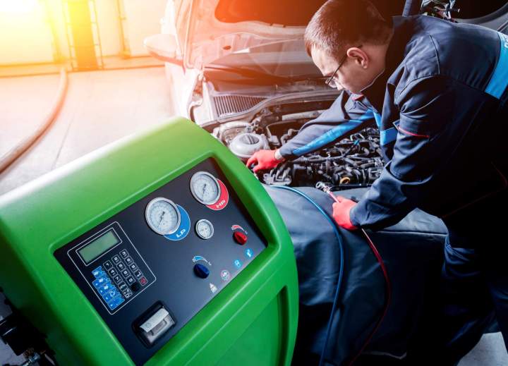 Garage mécanique, Laval